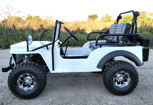 عربة جولف صغيرة بيضاء تعمل بالغاز Jeep ELITE Edition مرفوعة بحواف مخصصة ومشاعل الحاجز