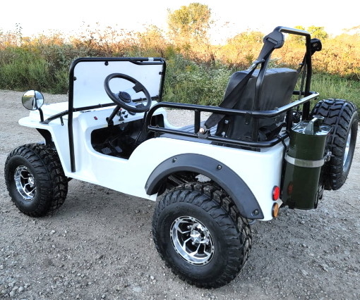 عربة جولف صغيرة بيضاء تعمل بالغاز Jeep ELITE Edition مرفوعة بحواف مخصصة ومشاعل الحاجز