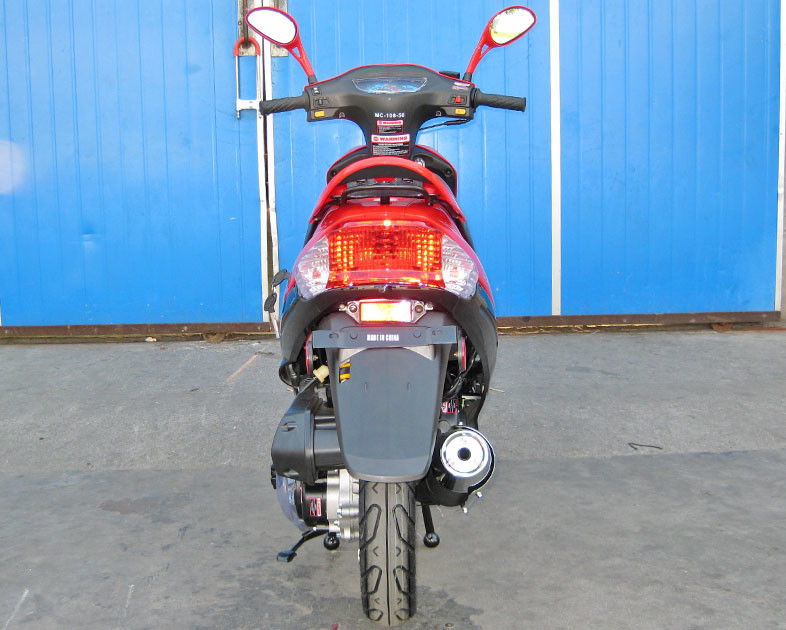 مبردة بالهواء CDI اشتعال الكبار موتور سكوتر 50CC سكوتر 65-70km / H عملية الفرامل اليد