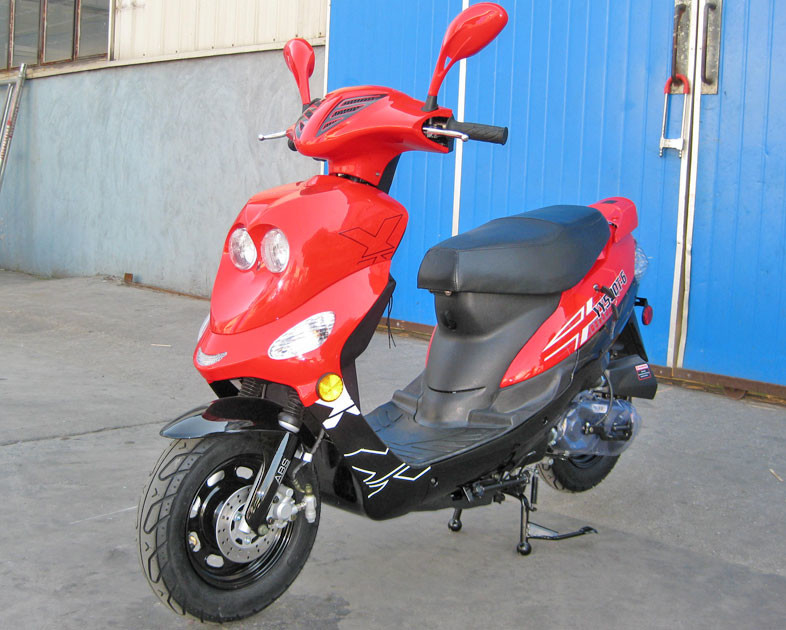 مبردة بالهواء CDI اشتعال الكبار موتور سكوتر 50CC سكوتر 65-70km / H عملية الفرامل اليد